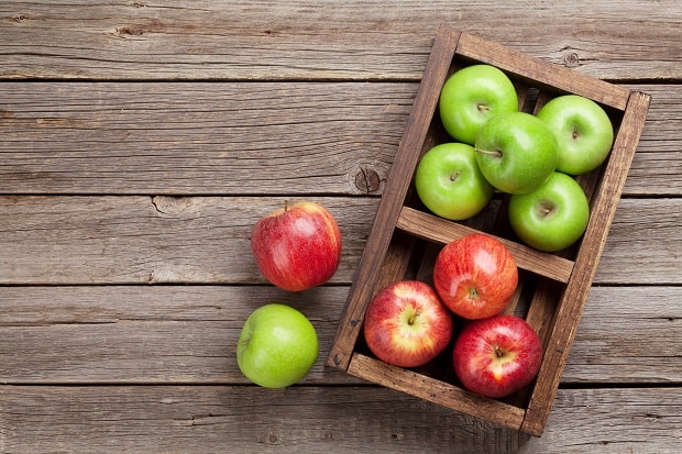 красные и зеленые яблоки в деревянном ящике